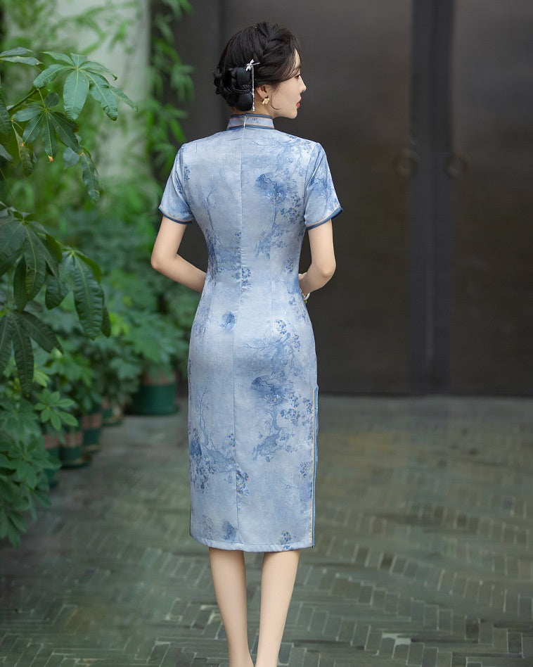 Blaues, von Porzellan inspiriertes Qipao-Kleid