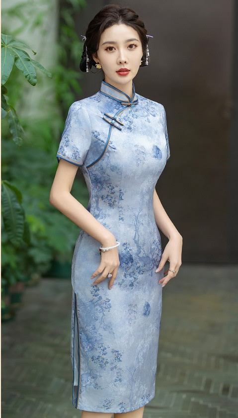 Blaues, von Porzellan inspiriertes Qipao-Kleid