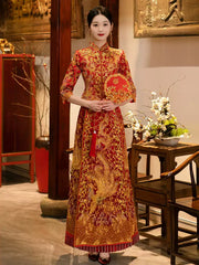 a bride in Traditional Chinese Dragon Phoenix Wedding Qun gua Dress
