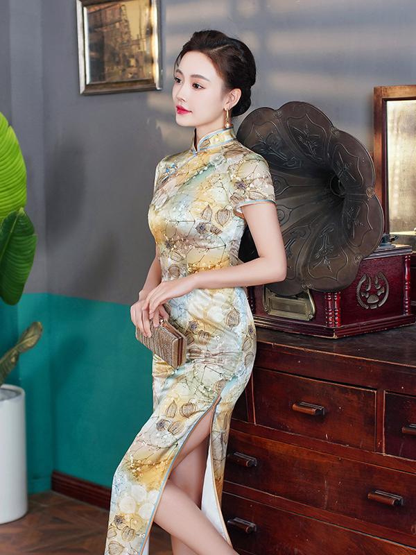 Woman in a traditional Elegant Floral Mulberry Silk Qipao Cheongsam Dress   standing next to a vintage record player.