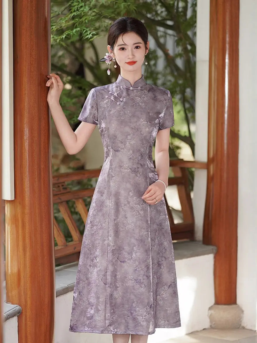 A woman wearing a short-sleeved Lilac Purple Floral Jacquard Modern A Line Qipao  cheongsam dress with a subtle tonal floral pattern, standing in a traditional courtyard with wooden pillars and green foliage in the background.