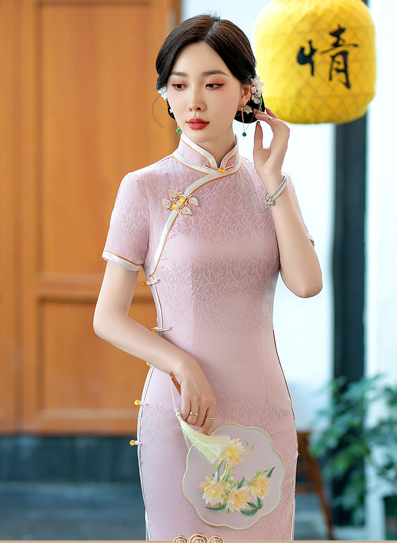 Hellrosa Qipao-Kleid mit Blumenmuster