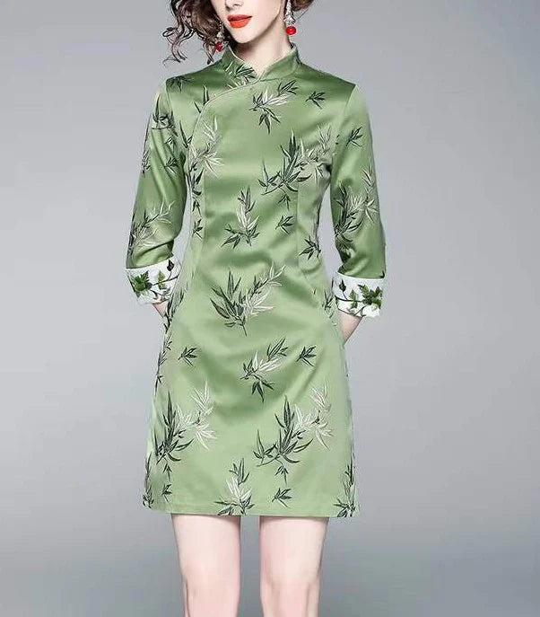 Grünes, modernes chinesisches kurzes Qipao-Kleid mit Bambusblättern