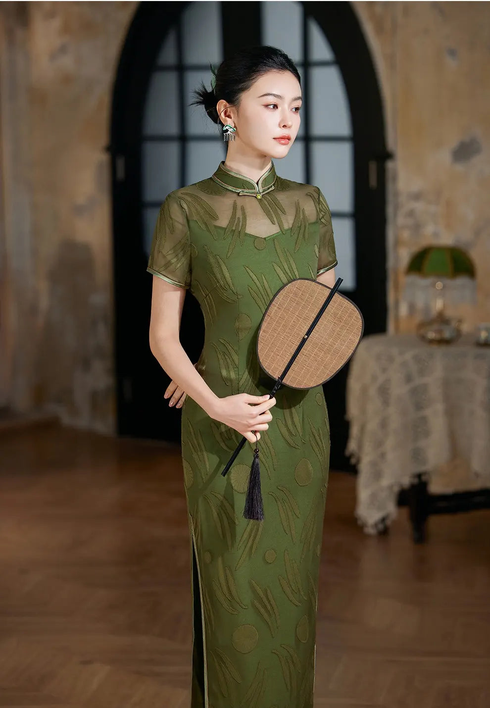 Modernes olivgrünes transparentes Qipao-Cheongsam-Kleid