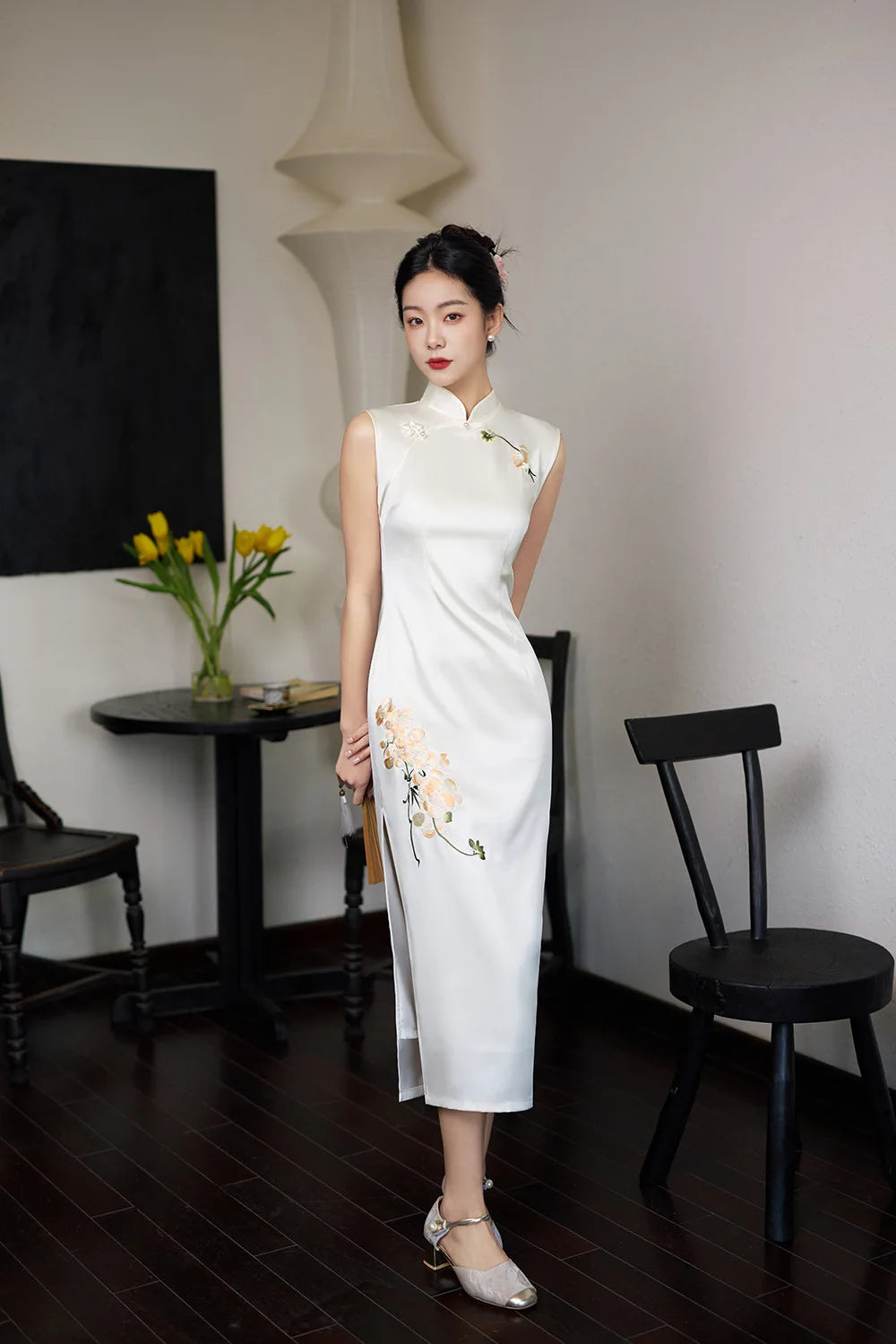 Qipao long blanc sans manches orné de broderies d'orchidées