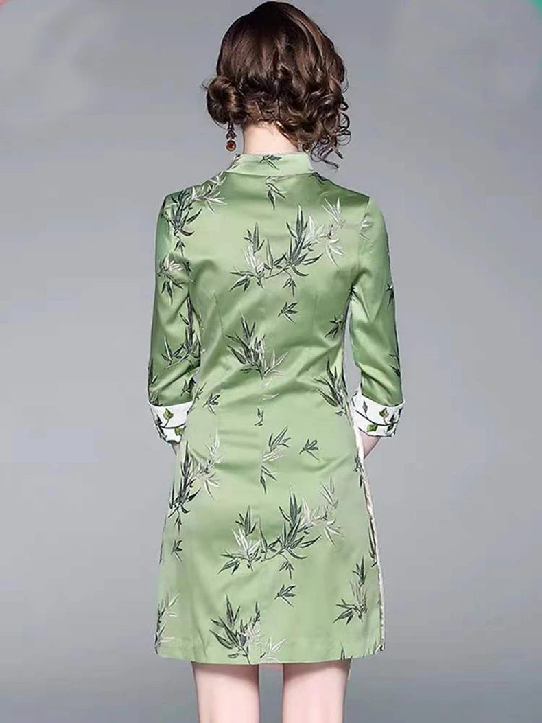 Grünes, modernes chinesisches kurzes Qipao-Kleid mit Bambusblättern