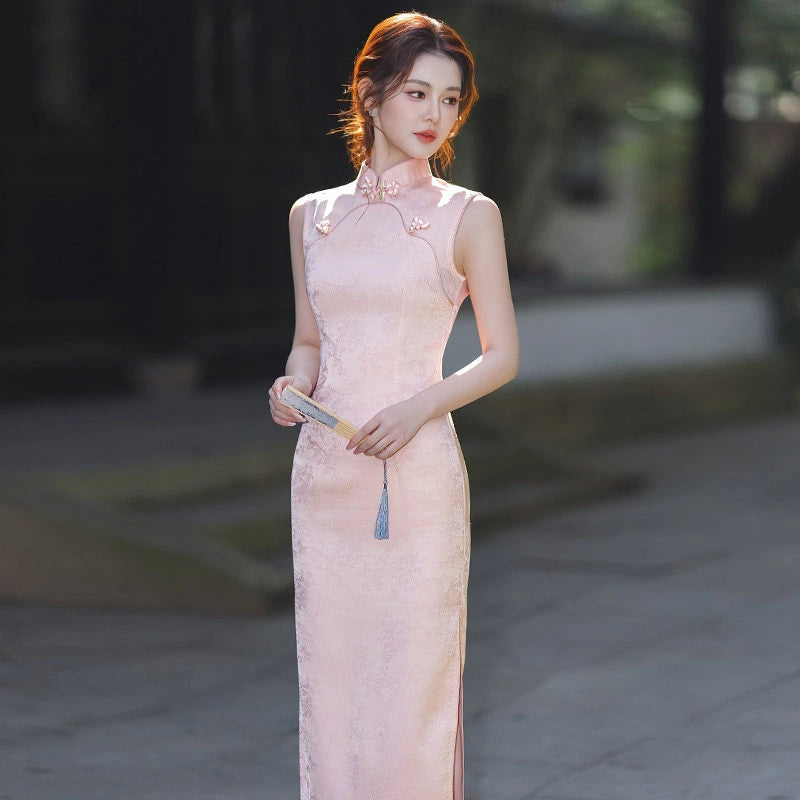 Woman in a traditionalPastel Pink Sleeveless Modern Jacquard Qipao cheongsam dress holding a book outdoors