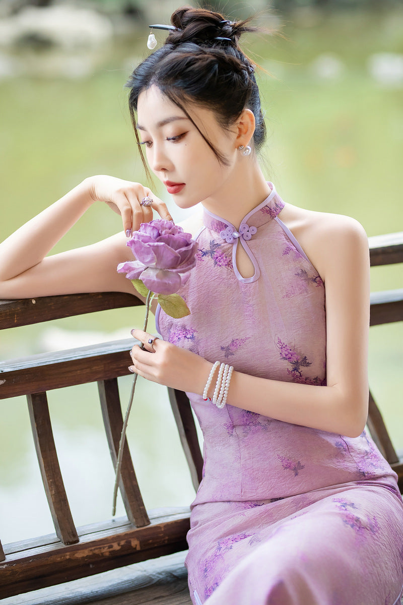 Lila Neckholder-Qipao-Kleid mit Blumenmuster
