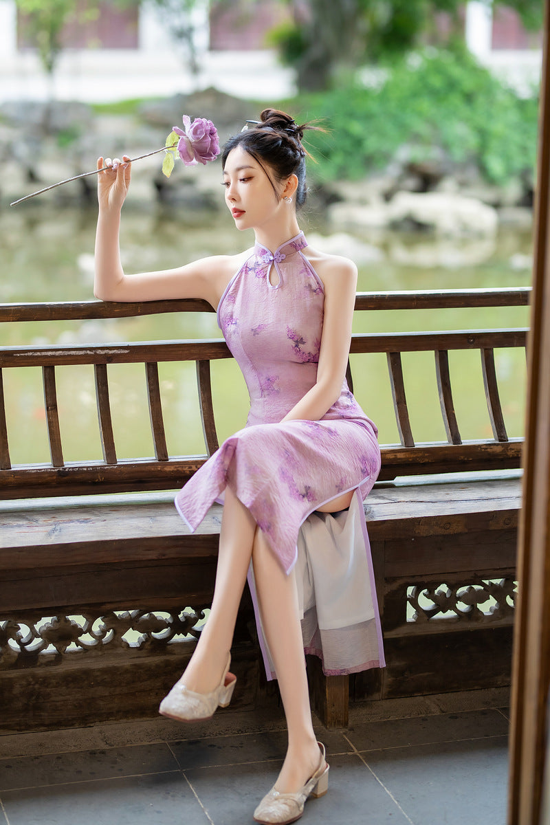 Lila Neckholder-Qipao-Kleid mit Blumenmuster