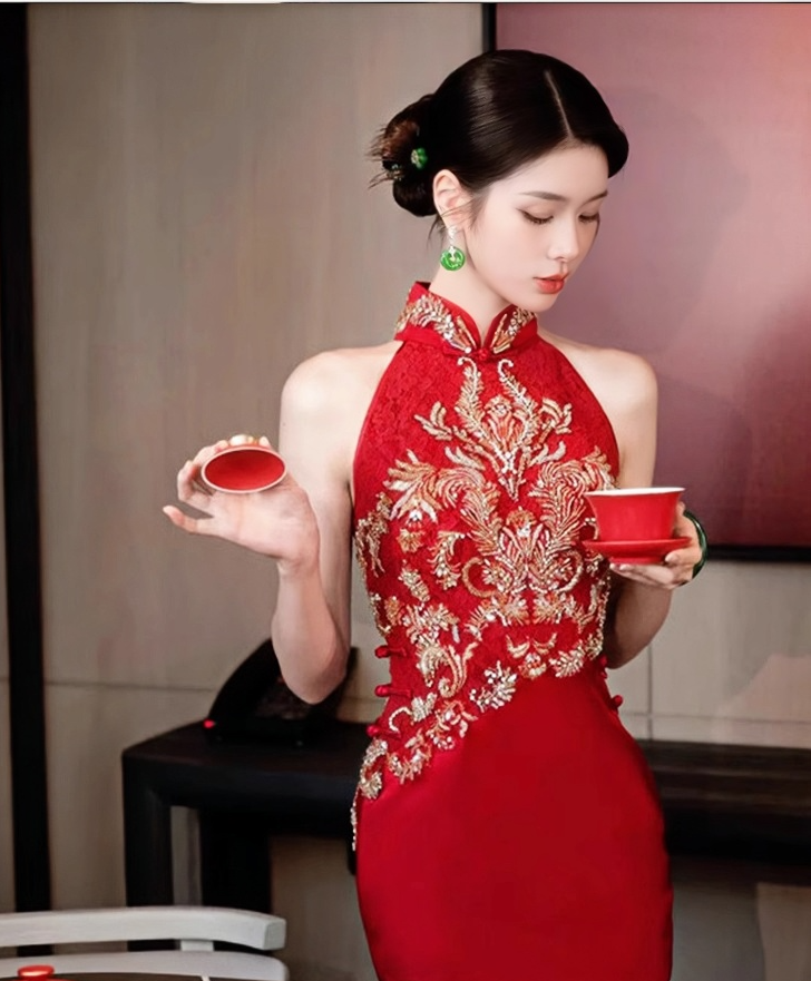 Qipao rouge à col licou avec fleurs en paillettes dorées