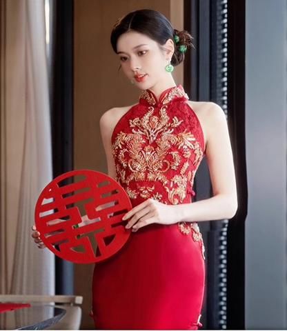 Qipao rouge à col licou avec fleurs en paillettes dorées