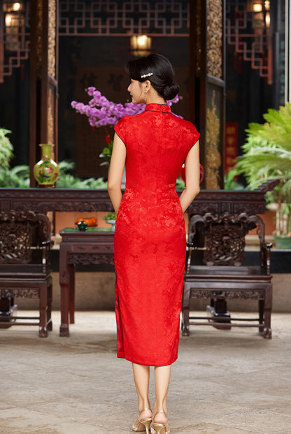 A chinese girl in sleeveless Red Mulberry Silk Floral Jacquard cheongsam Dress back