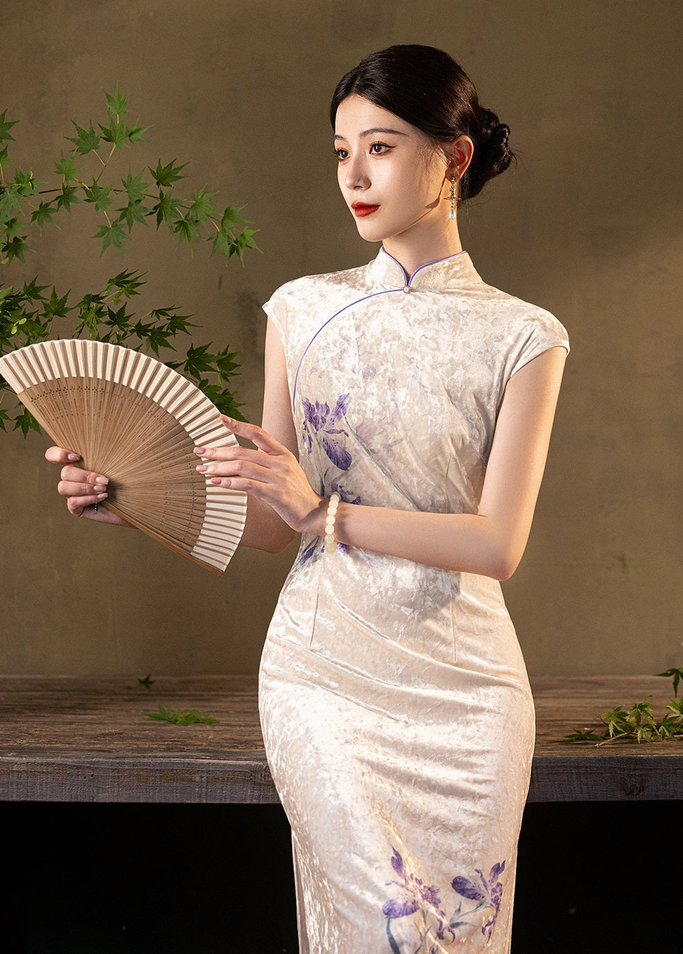 a chinese girl in White Velvet cheongsam  Dress With Purple Daffodil Flower and with a folding hand fan