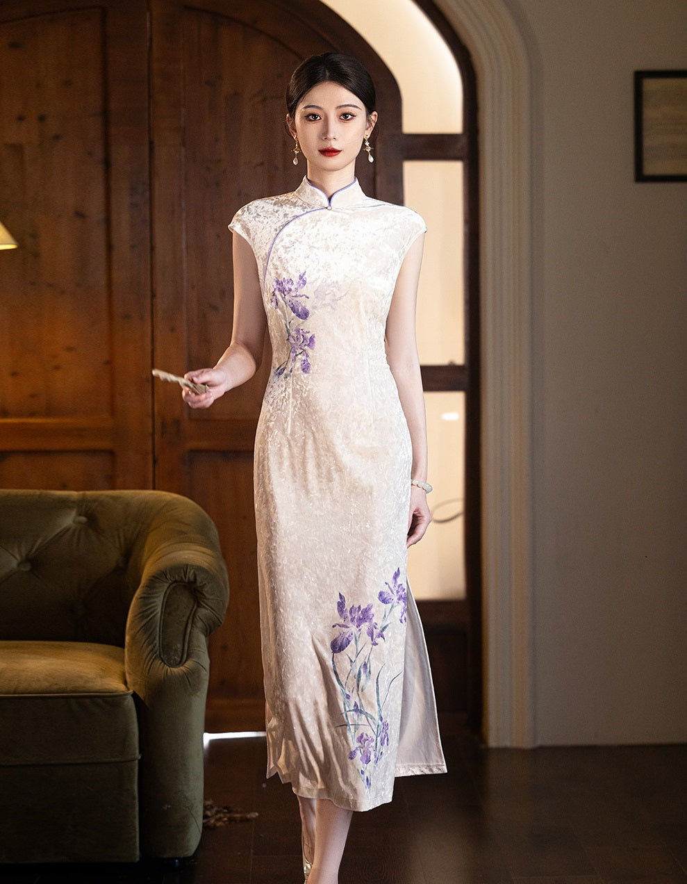 White Velvet Qipao Dress With Purple Daffodil Flower