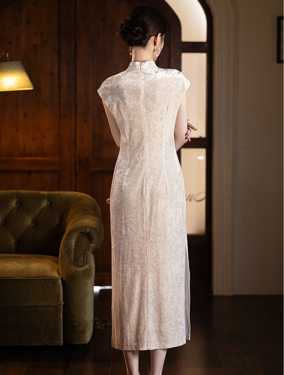 Robe Qipao en velours blanc avec fleur de jonquille violette