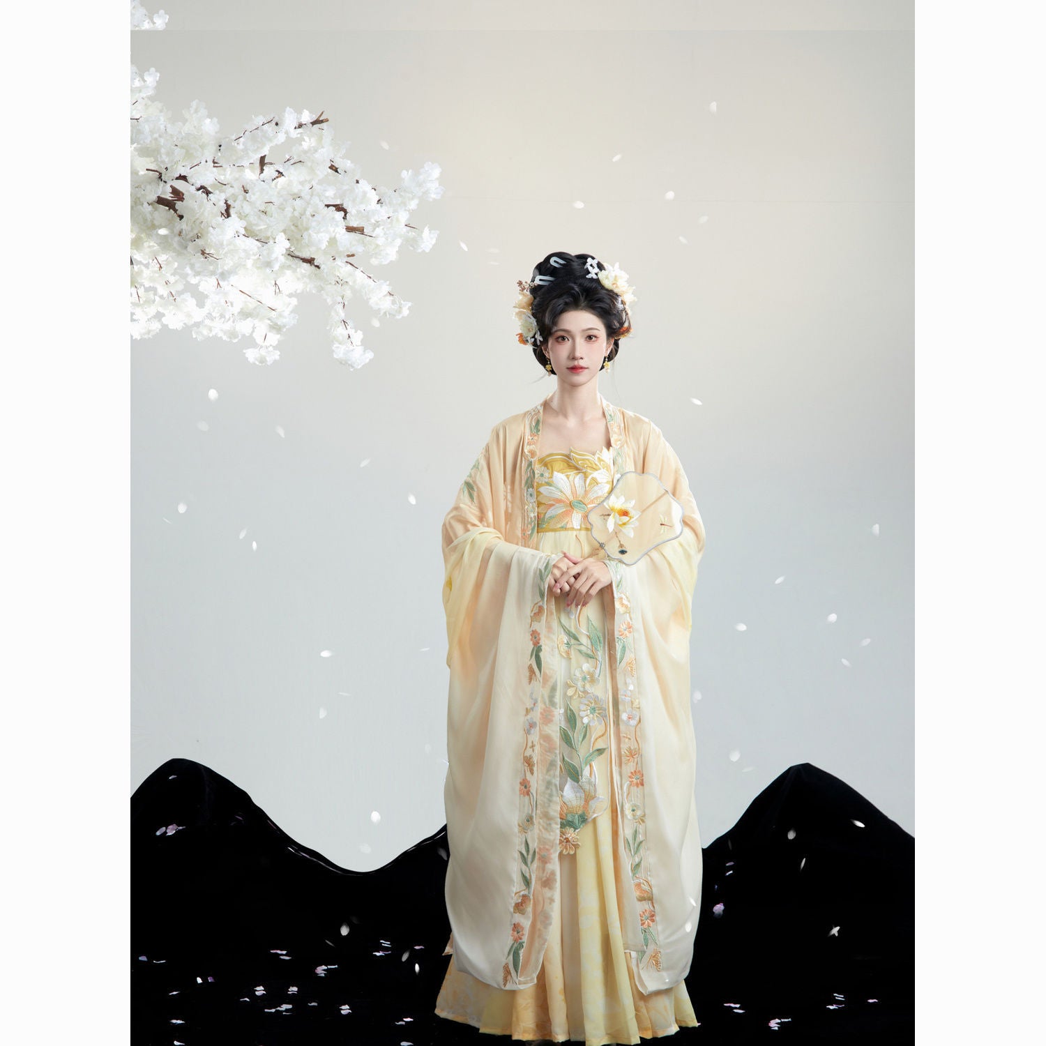 Yellow Traditional Chinese Tang Dynasty Hanfu Dress with Floral Embroideries