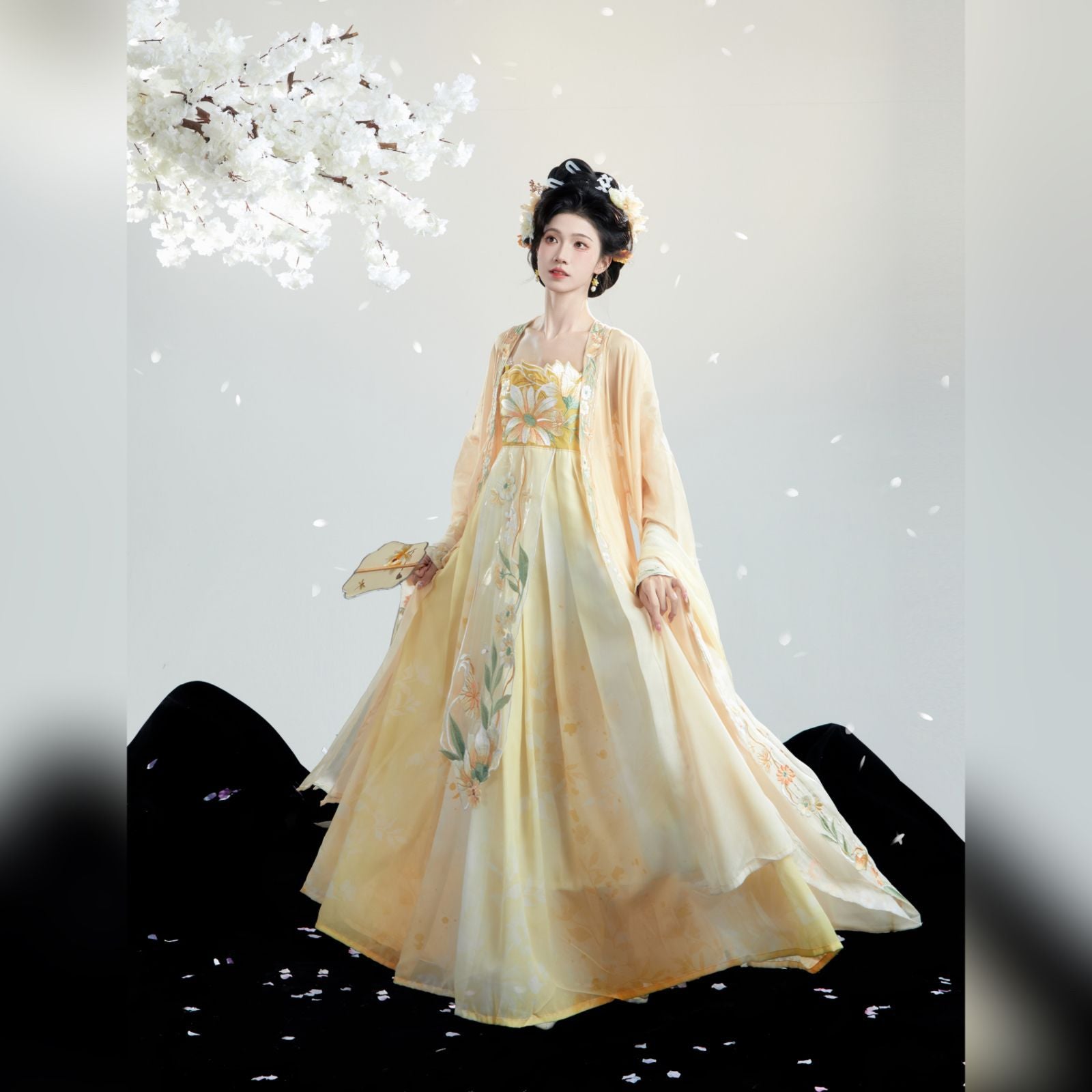 Yellow Traditional Chinese Tang Dynasty Hanfu Dress with Floral Embroideries
