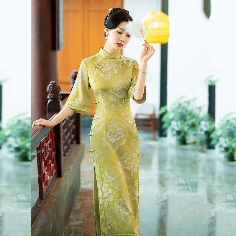 model in half sleevel floral green qipao cheong  dress with fan