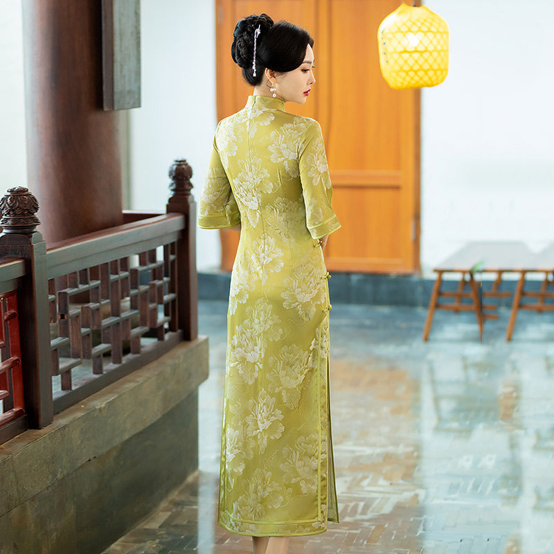 model in half sleevel floral green qipao cheong  dress back