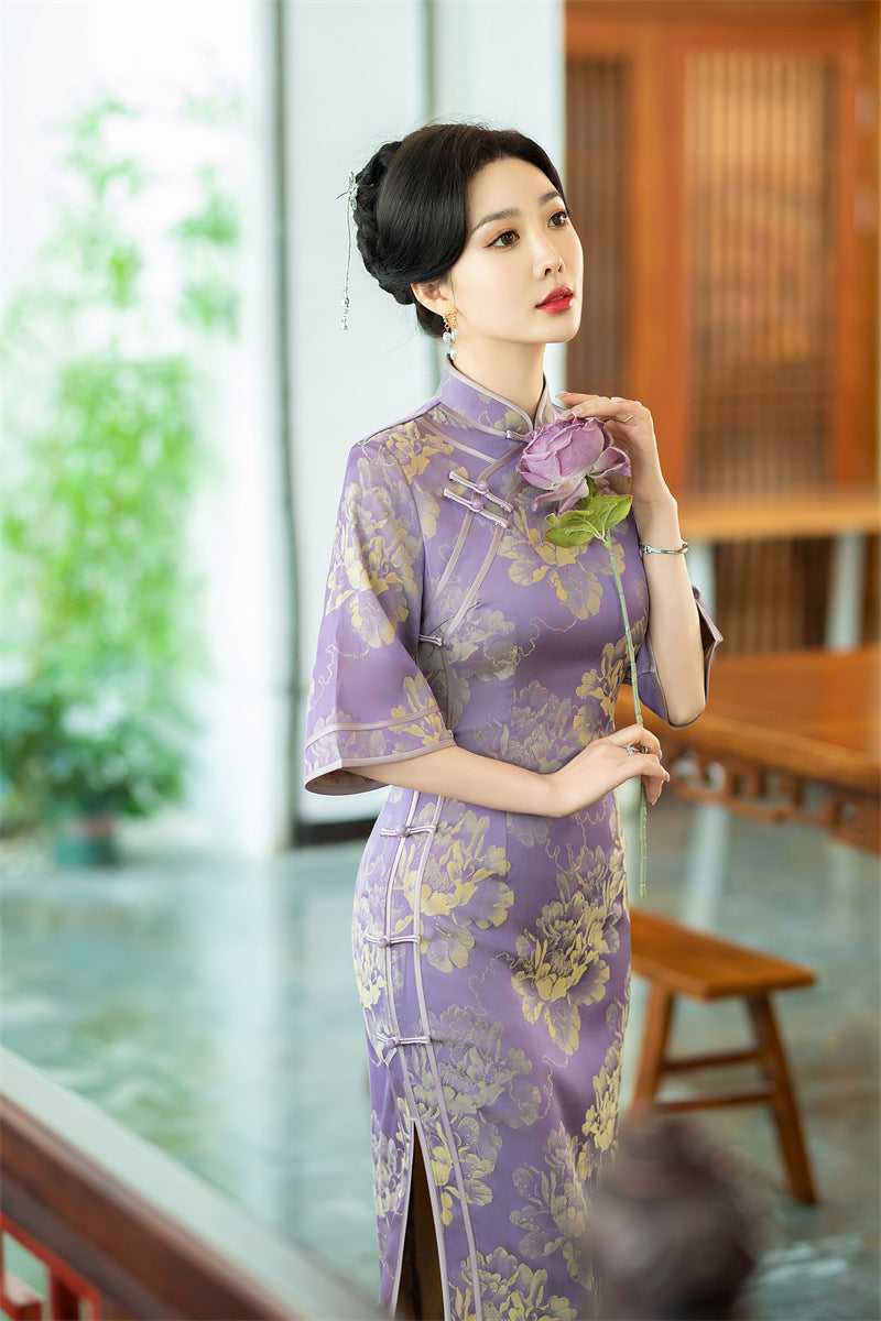 model in half sleevel floral purple qipao cheong dress with flower on hand