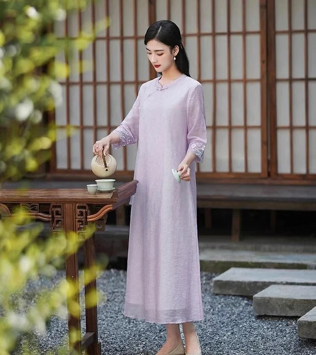 a chinese Woman in a light purpleLoose A line Cheongsam Qipao Dress  holding a teapot in a traditional setting