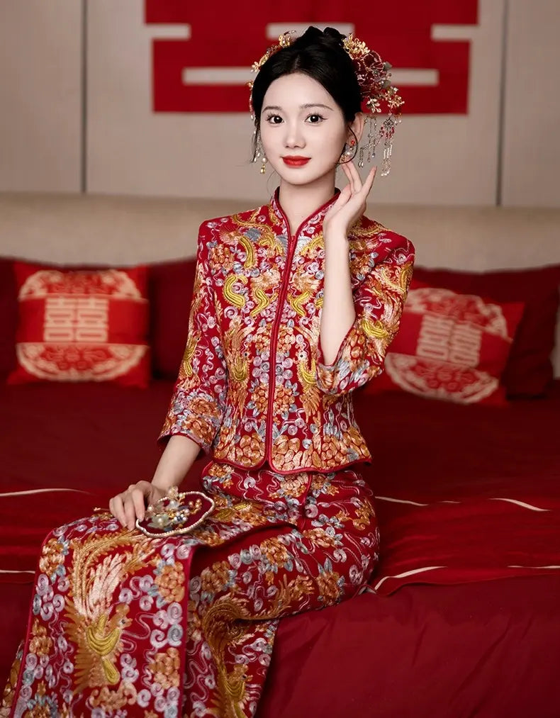 Elegant Chinese bride in a classic traditional chinese wedding dress Qun Kwa