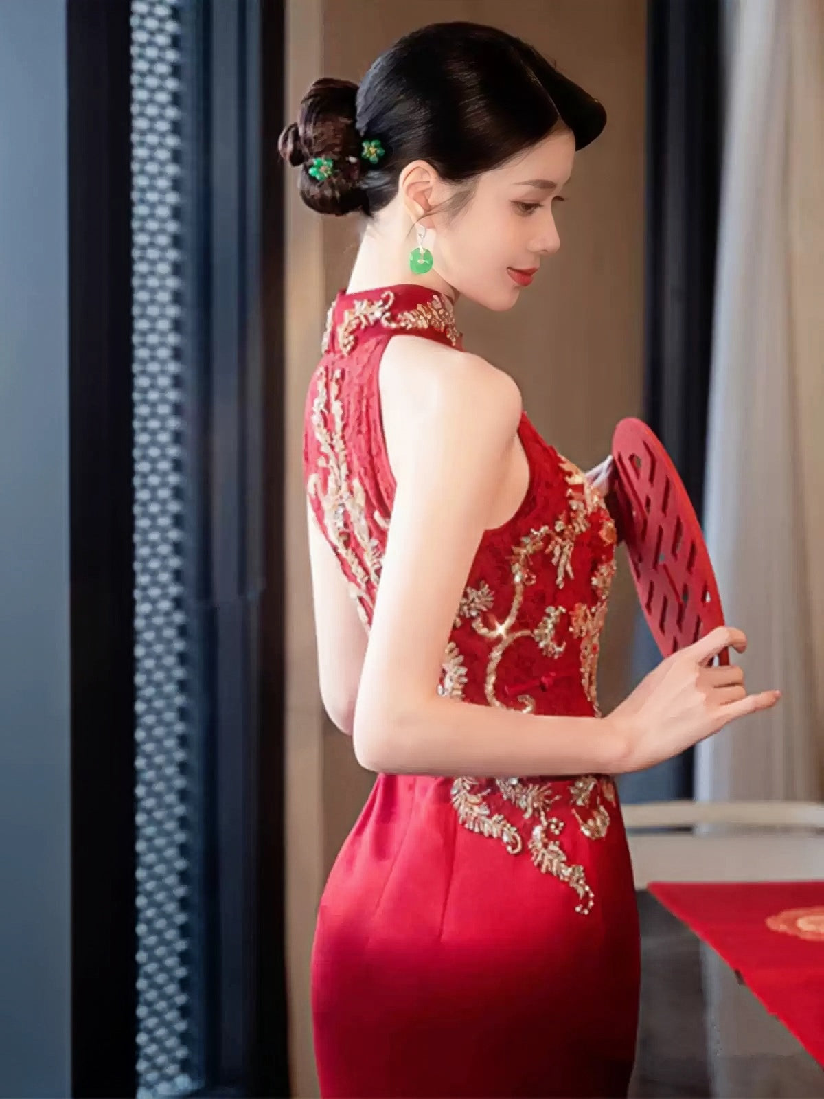 Qipao rouge à col licou avec fleurs en paillettes dorées