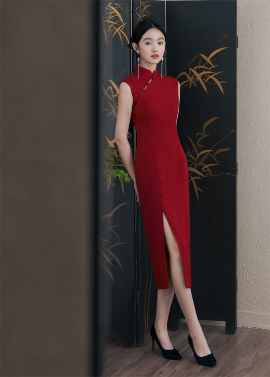 a chinese girl is  Sleeveless Red cheongsam  Dress
