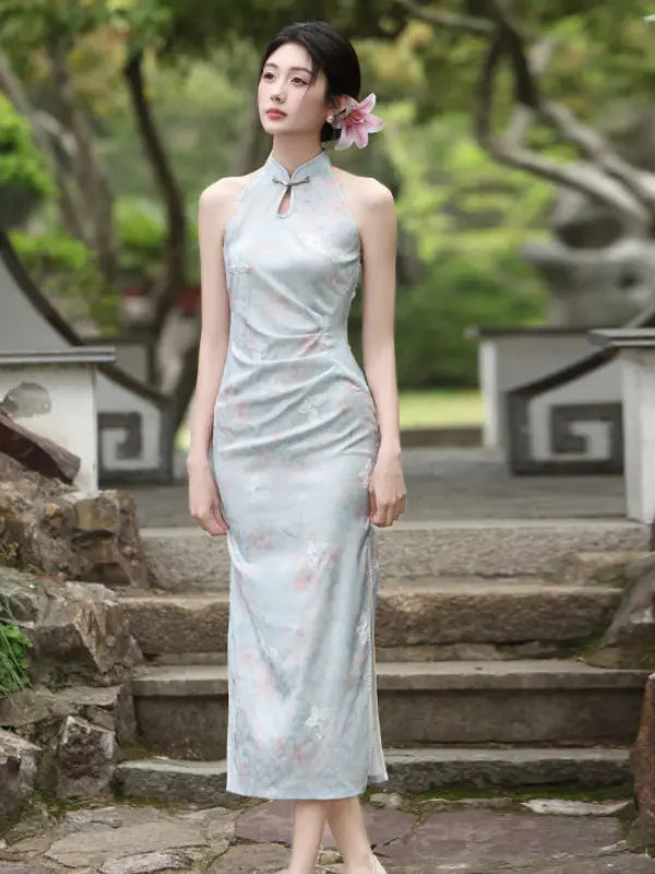 Modernes chinesisches Pastell-Blumen-Neckholder-ärmelloses Qipao
