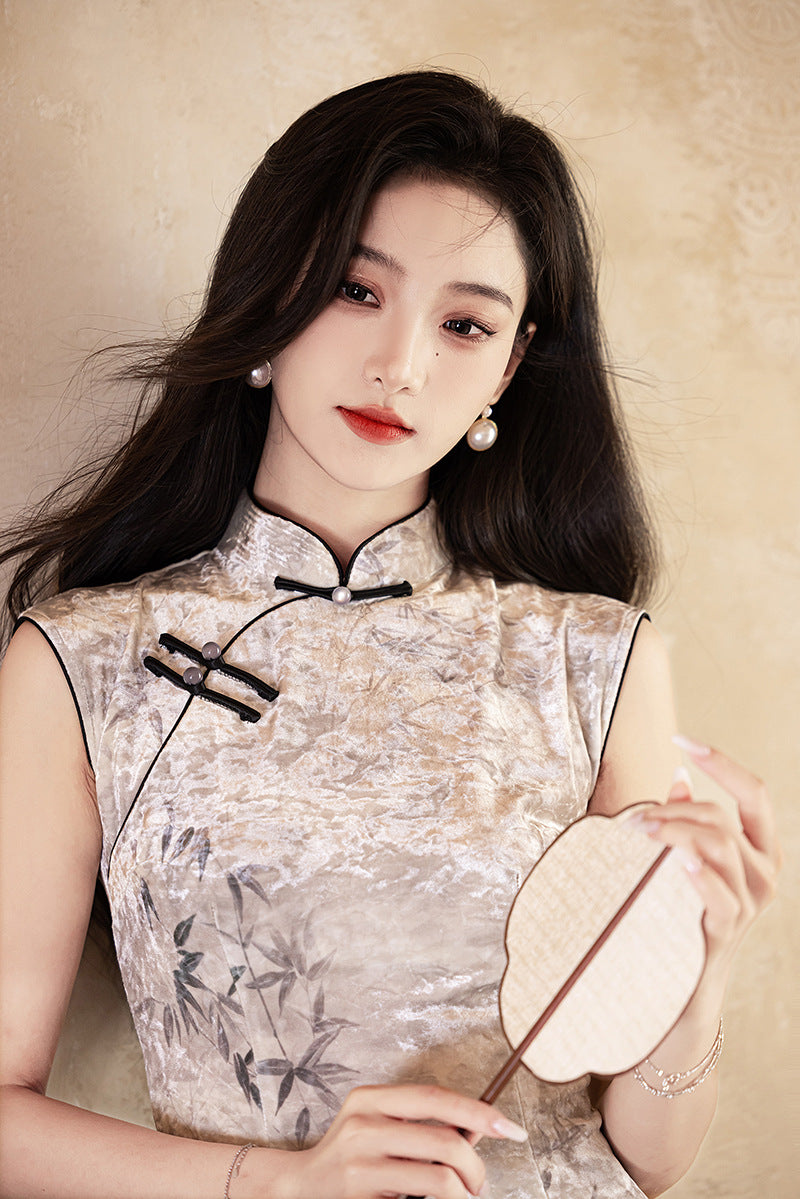 Weißes ärmelloses Qipao-Kleid aus Samt