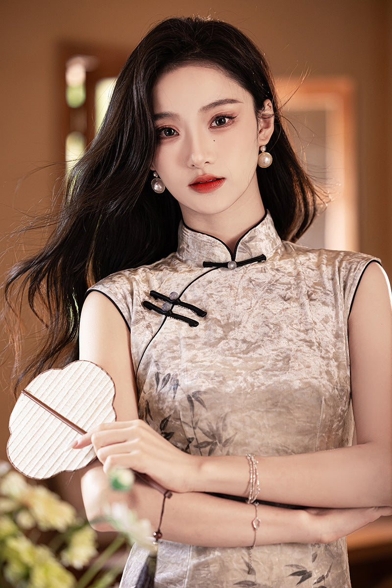 Weißes ärmelloses Qipao-Kleid aus Samt