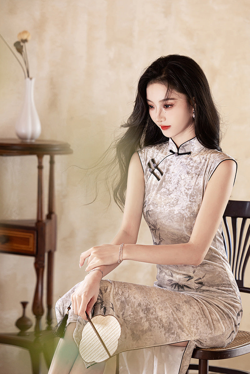Weißes ärmelloses Qipao-Kleid aus Samt