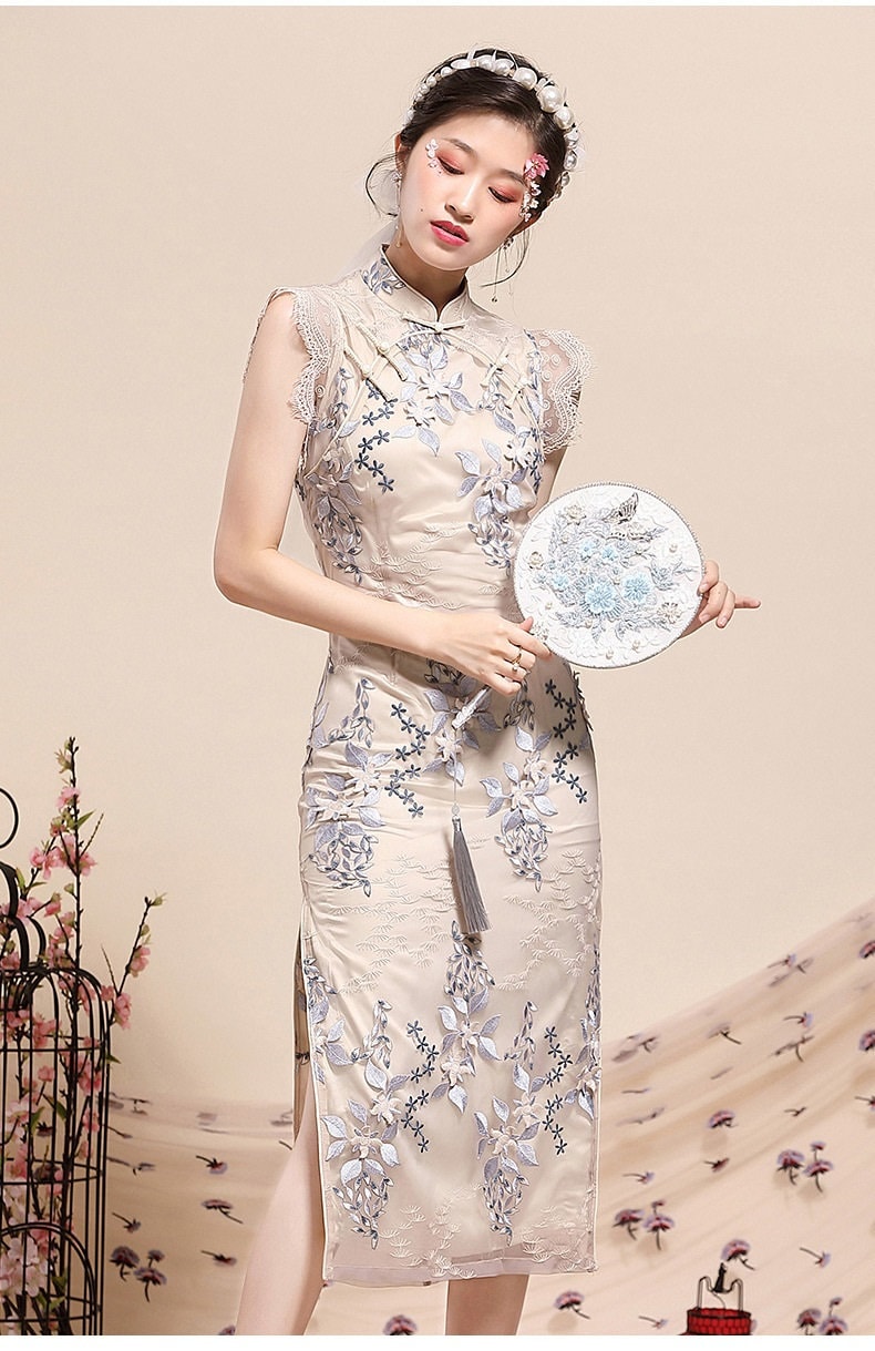 Beiges Cheongsam-Qipao-Kleid mit Blumenmuster und Spitze|Magnolia